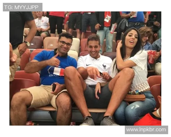 重庆足球队配合引发热议球迷对战术与默契的不同看法